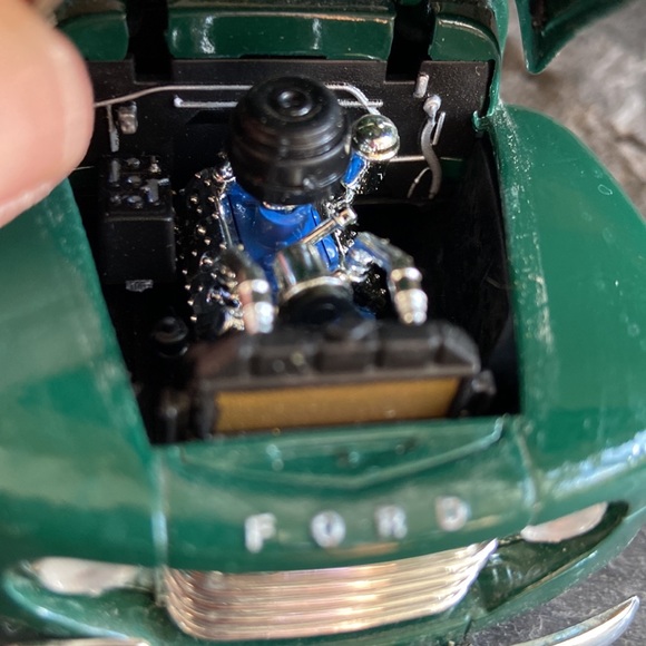 Beautiful green Ford 1948 collectible truck - Picture 6 of 7